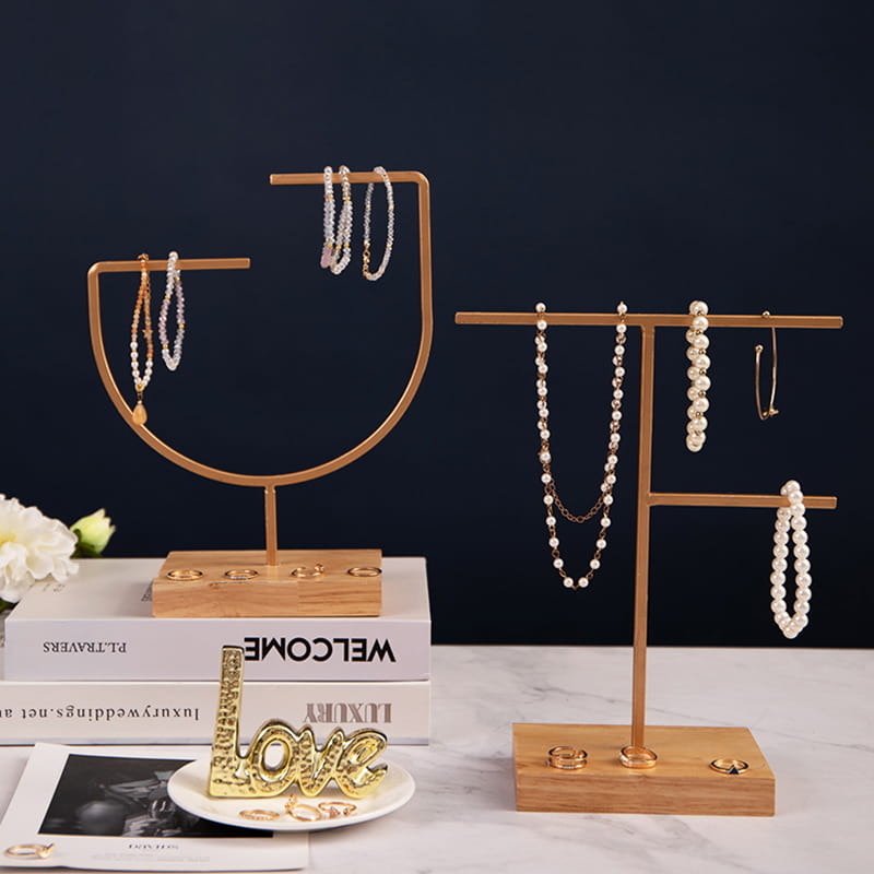 Moderný kovový závesný stojan na dekoráciu