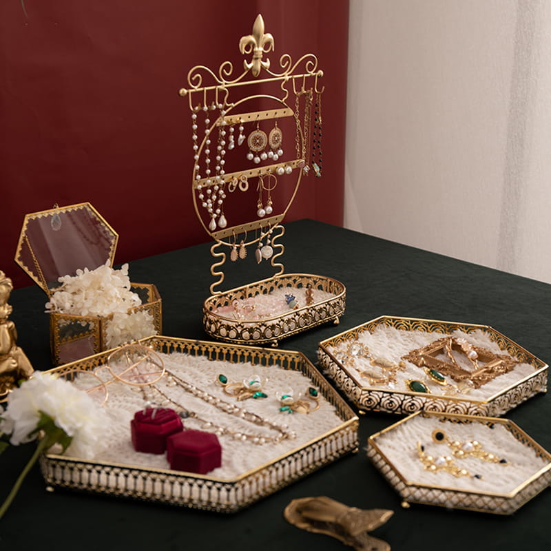 Kovový stojan na uloženie šperkov