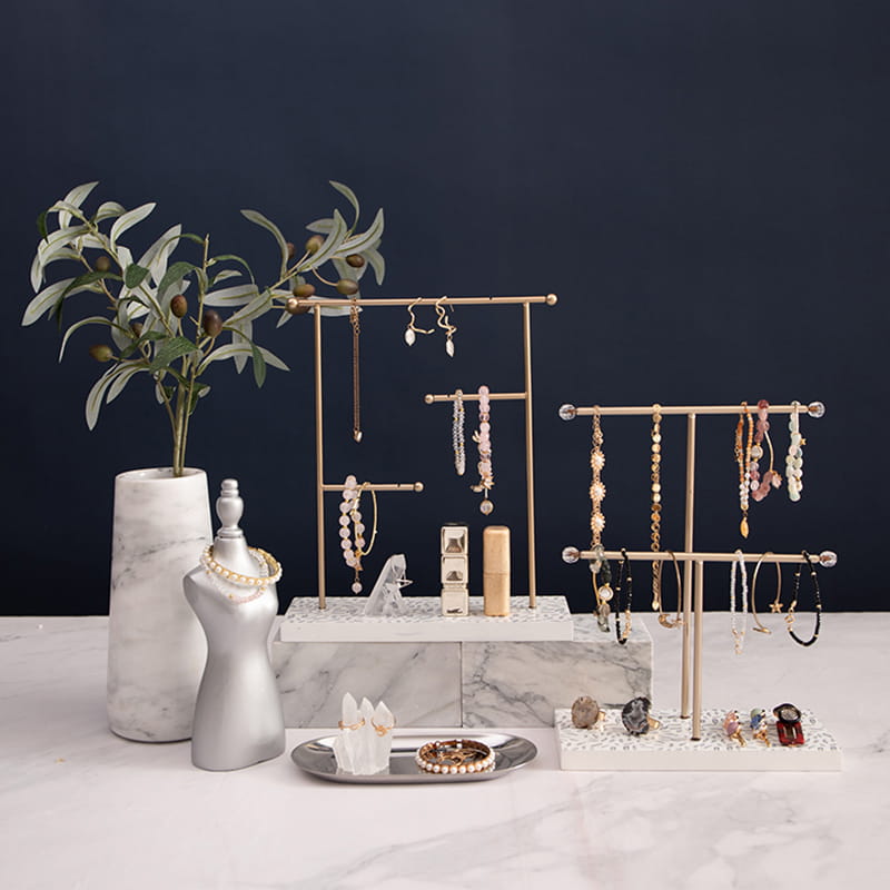 Stojan na uloženie šperkov so základňou