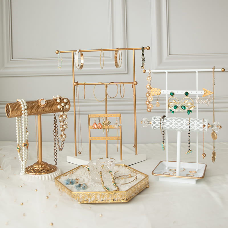 Stojan na náramok s odkladacou priehradkou