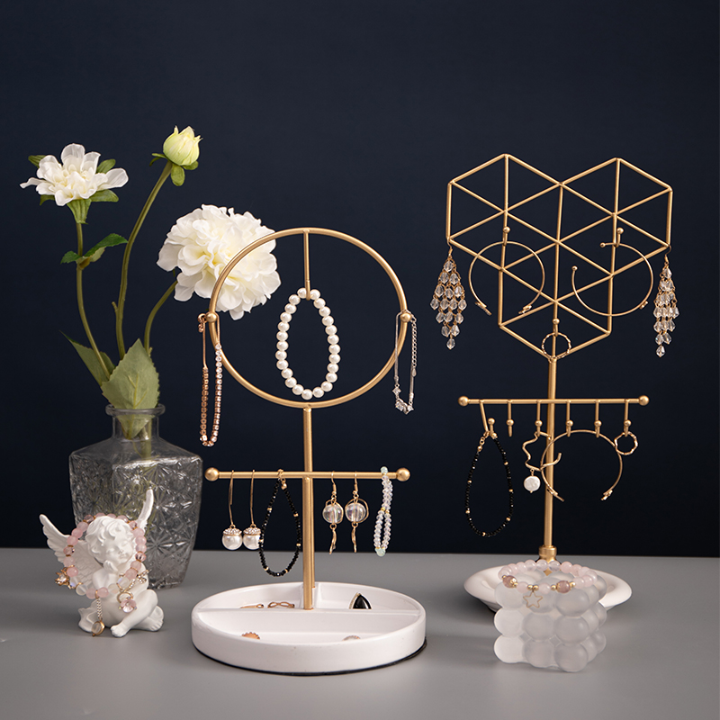 kovový náhrdelník náramok držiak na šperky