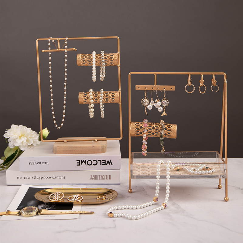 Kovový držiak na šperky