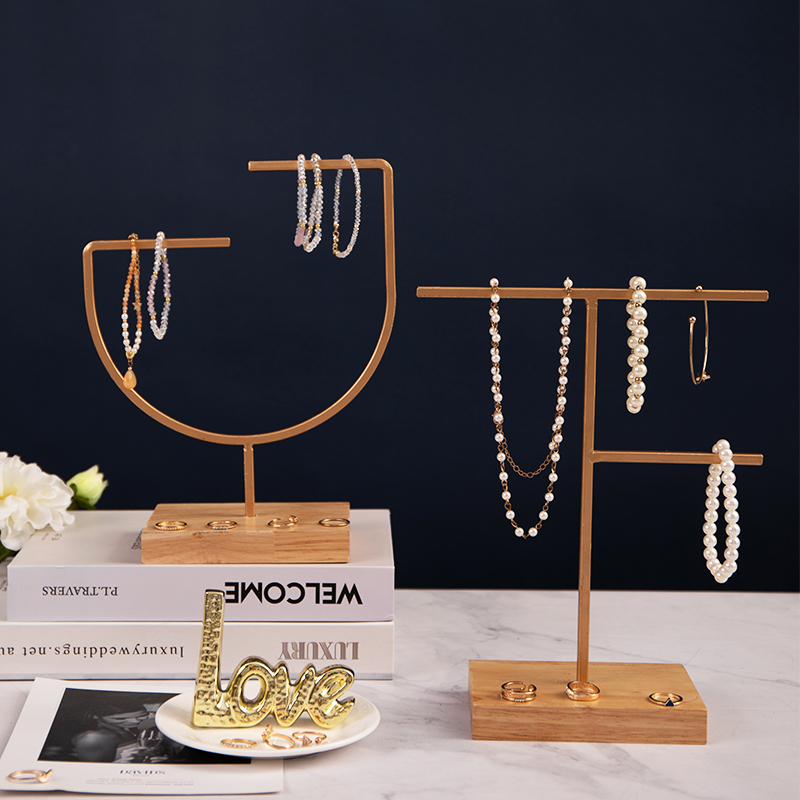 Moderný kovový závesný stojan na dekoráciu