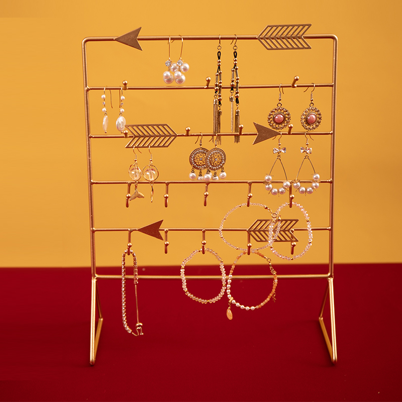 Náramok, náhrdelník, náušnice, stojan na uloženie šperkov, stojan