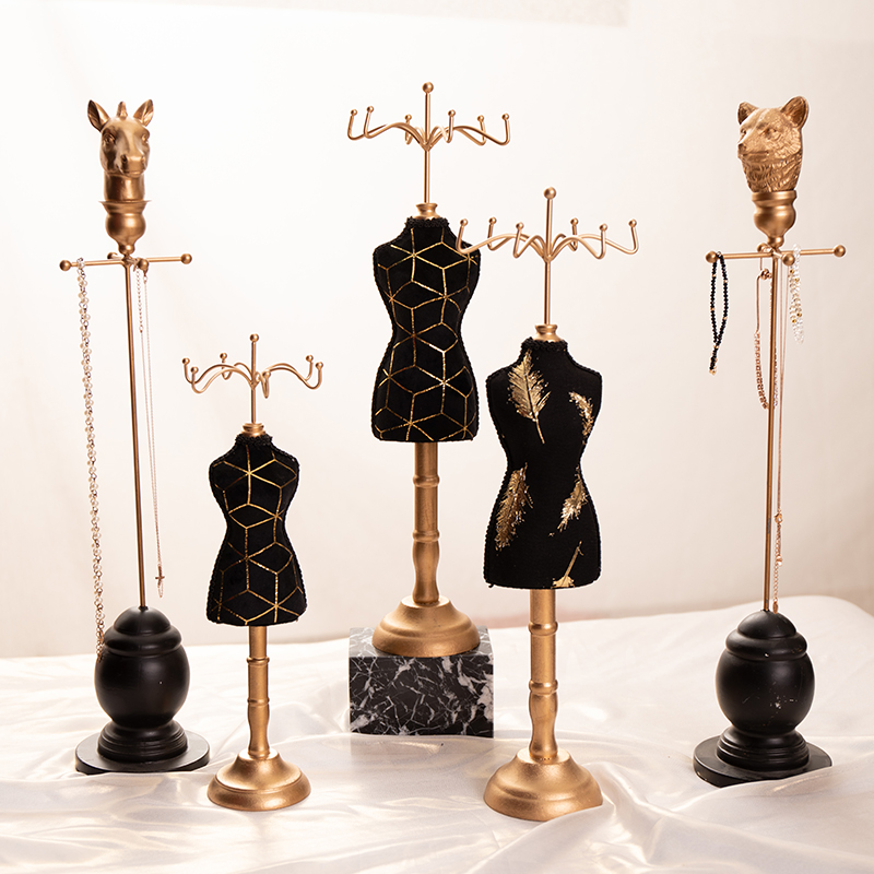 Domáca figurína so šperkami pre bábiky