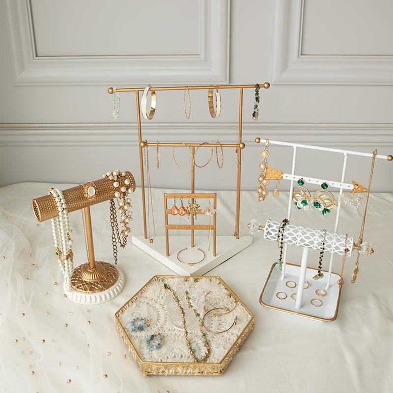 Stojan na náramok s odkladacou priehradkou