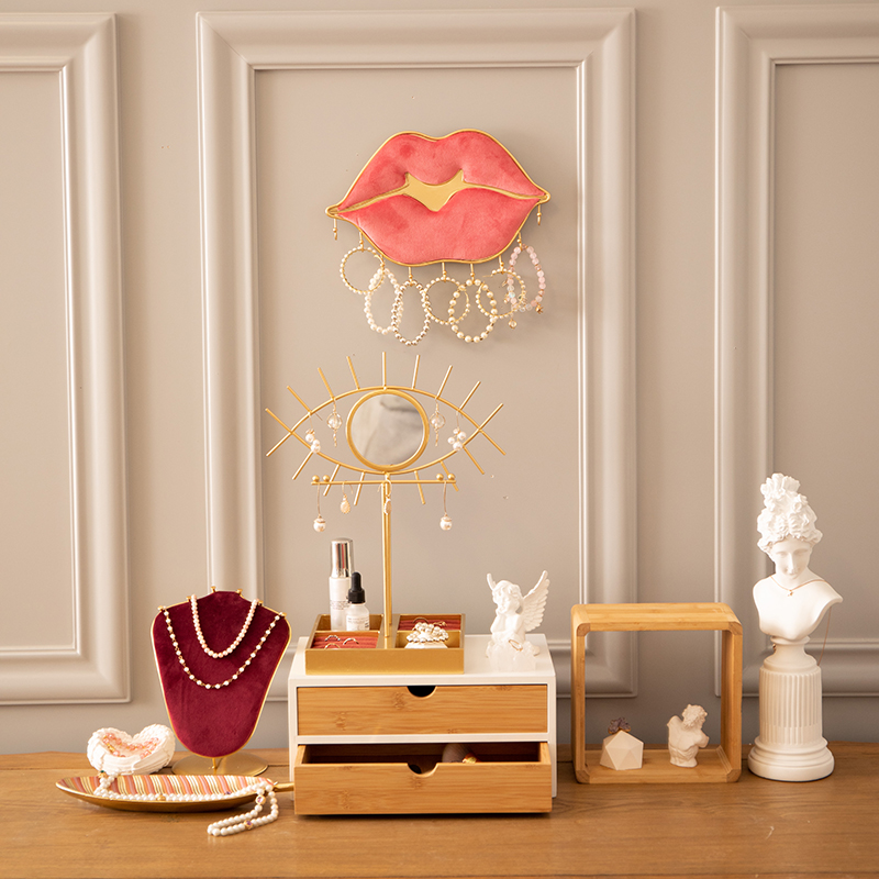 Vlastný stojan na vystavenie šperkov